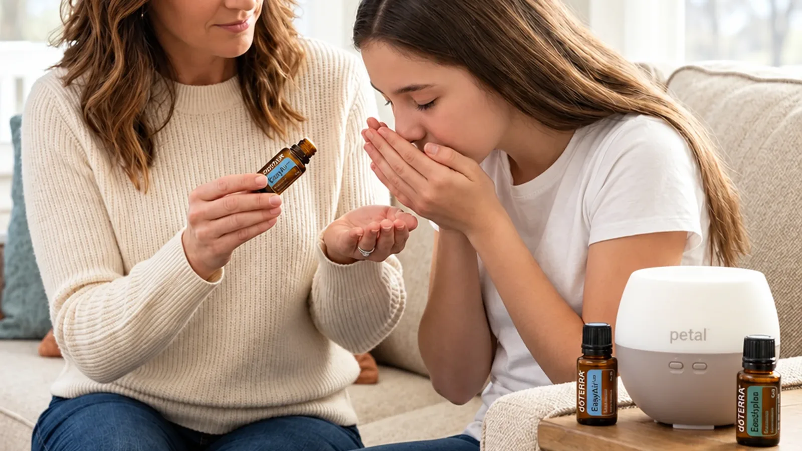 Dos mujeres junto a un difusor, frascos de aceites esenciales y hojas de eucalipto