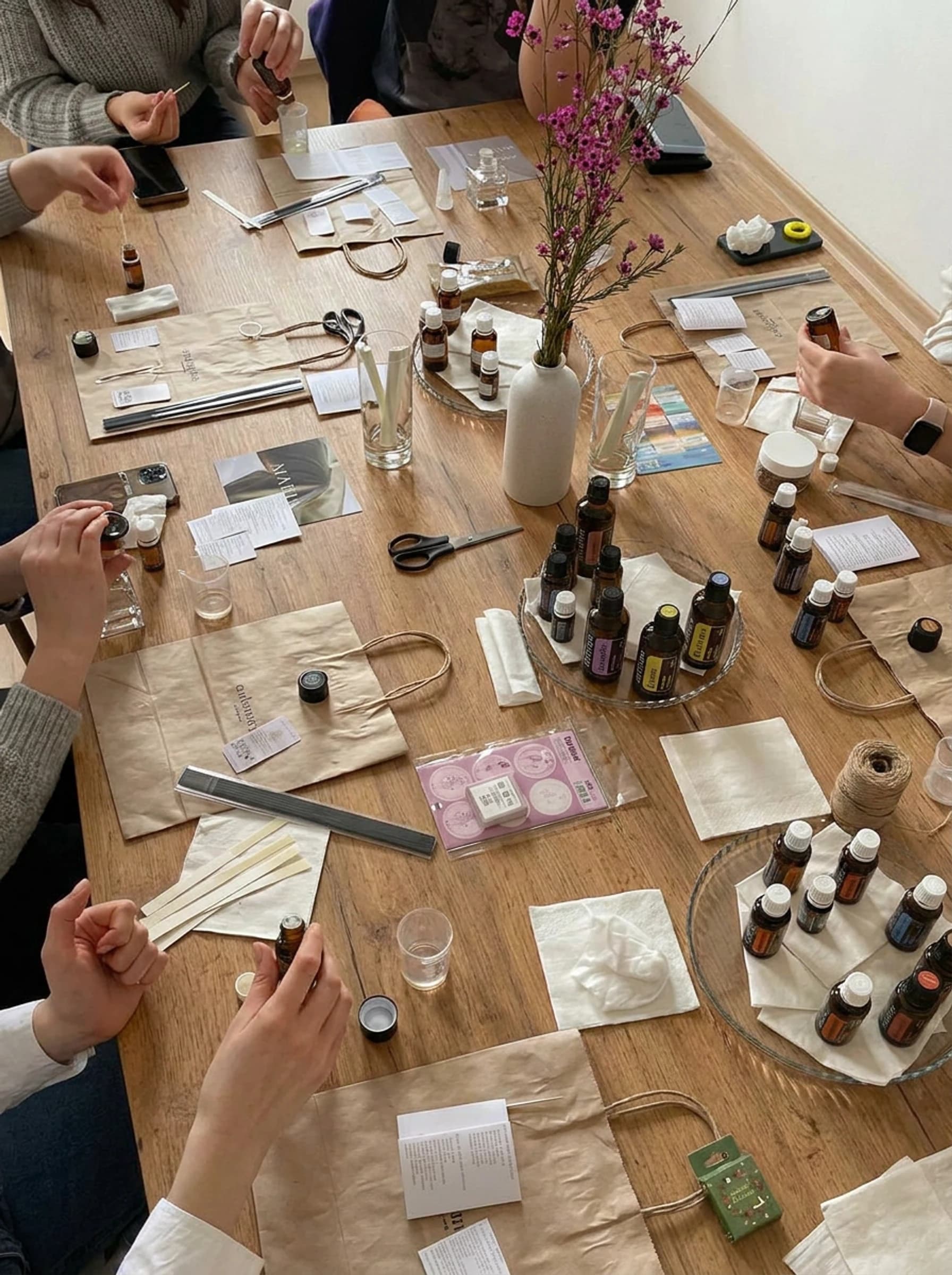 Experiencia práctica en comunidad con aceites esenciales doTERRA y materiales para crear mezclas