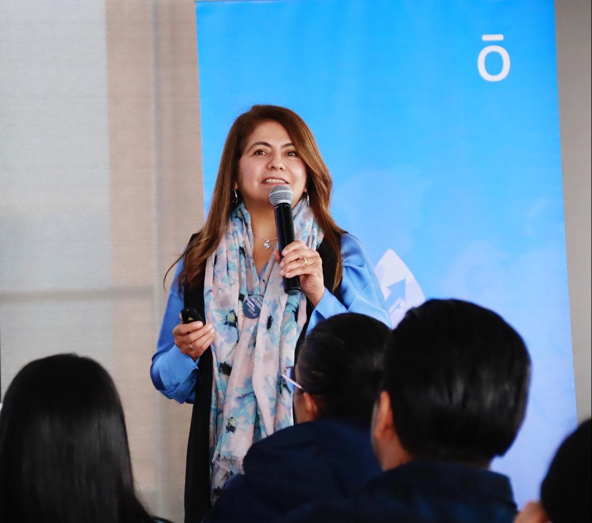 Mirta Ibañez durante una presentación de dōTERRA